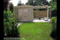 Bouwen van een houten tuinhuis met overkapping
