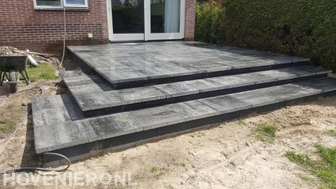 Verhoogd terras van siertegels met trap