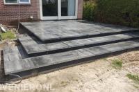 Verhoogd terras van siertegels met trap