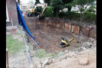 Grondwerk met graafmachine en minigraver