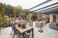 Terras van keramische tegels met terrasoverkapping