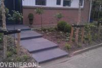 Aanleggen van nieuwe voortuin met trap naar voordeur