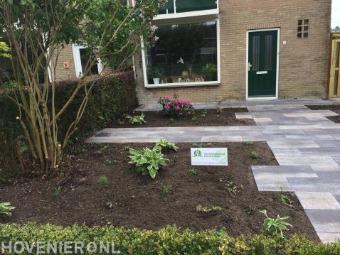 Voortuin aanleggen met bestrating en nieuwe beplanting 1