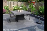 Terras van gepolijste tegels met stenen tafel