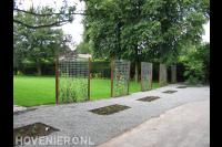 Schermen van betongaas met klimop langs gazon