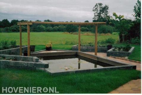 Tuin met strakke vijver en houten pergola bij verlaagd terras 2
