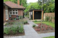 Achtertuin met terras en houten schuurtje