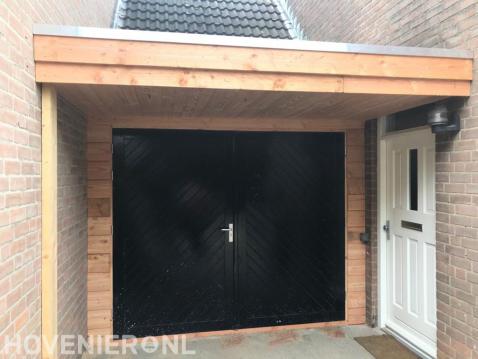 Houten overkapping bij garage