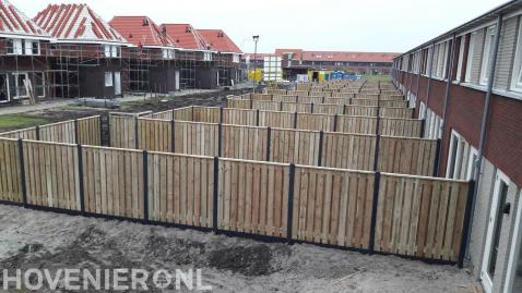 Hout beton schuttingen plaatsen in nieuwbouwwijk