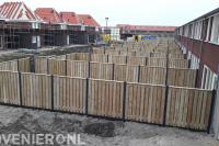 Hout beton schuttingen plaatsen in nieuwbouwwijk