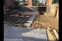 Tuinaanleg met bestrating, vijver en trap