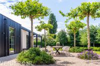 Landelijke tuin met splitpaden en borders