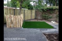 Kleine tuin met kunstgras, terras en hout beton schutting 2