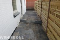 Entree naar voordeur bestraten met betontegels