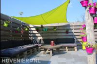 Kleurrijke tuin met plantenbak van Douglas hout en zonnedoek 2