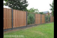 Hout beton schutting met panelen van betongaas