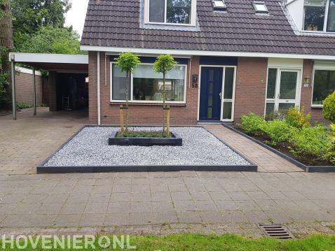 Onderhoudsvriendelijke voortuin met split en plantenbak