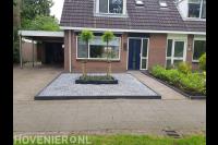 Onderhoudsvriendelijke voortuin met split en plantenbak