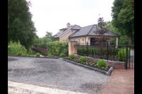 Sierhekwerk als tuinafscheiding