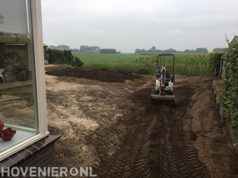 Tuin afgraven met minigraver