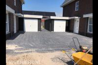 Dubbele oprit bij nieuwbouwwoningen bestraten met betonklinkers