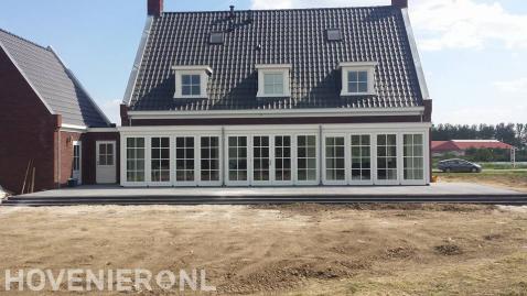 Verhoogd terras rondom woning