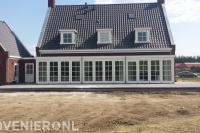 Verhoogd terras rondom woning