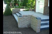 Verhoging met trappetjes bij voordeur