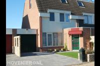 Onderhoudsvriendelijke voortuin met bestrating en grasveld