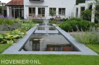 Strakke vijver met fontein