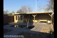 Houten tuinhuis met grote overkapping