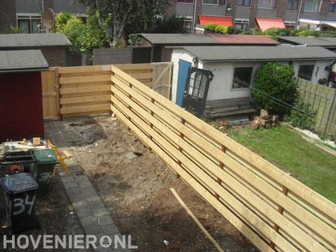 Houten schutting met tuinpoort plaatsen