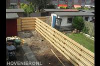Houten schutting met tuinpoort plaatsen