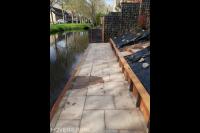 Terras aan het water