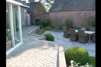 Stenen trappetje naar terras 1