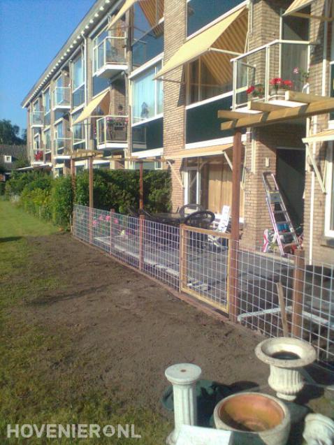 Kleine tuin met terras en hekwerk van betongaas 2
