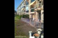 Kleine tuin met terras en hekwerk van betongaas 2