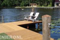 Houten aanlegsteiger met ligstoelen