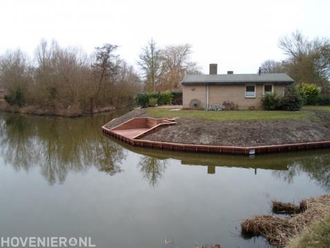 Houten beschoeiing en vlonder langs het water