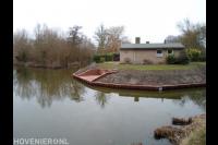 Houten beschoeiing en vlonder langs het water