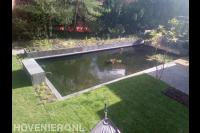 Tuinaanleg met grote strakke vijver en graszoden