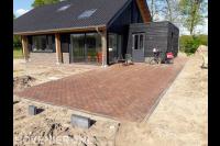 Oprit bestraten met rode klinkers