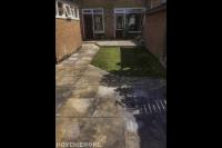 Aanleggen achtertuin met betontegels en graszoden