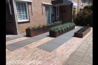 Onderhoudsarme voortuin met bestrating en cortenstaal plantenbakken