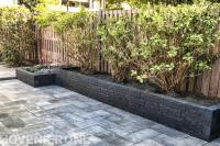 Achtertuin met sierbestrating en plantenbakken 2