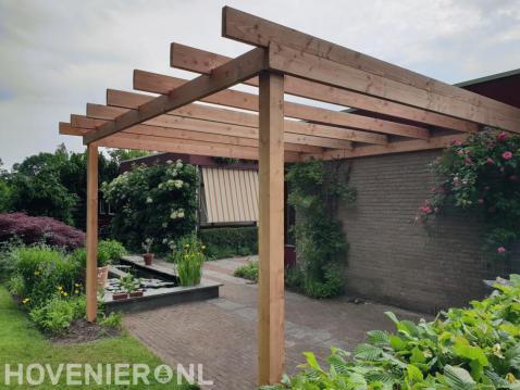 Houten pergola in achtertuin