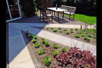 Bestrating van siertegels en waaltjes