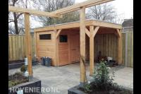 Tuin met pergola en houten overkapping met berging 1