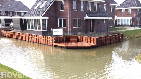 Houten beschoeiing en vlonder langs het water