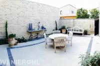 Bestrating kleine achtertuin met lichte tegels en donkere accenten